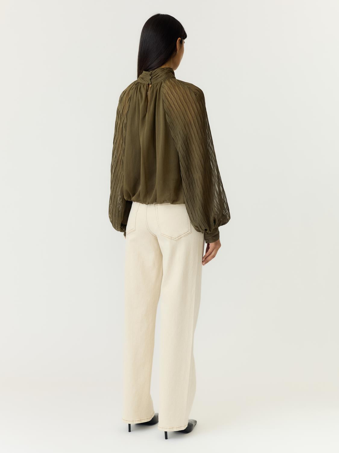 model_shot-back